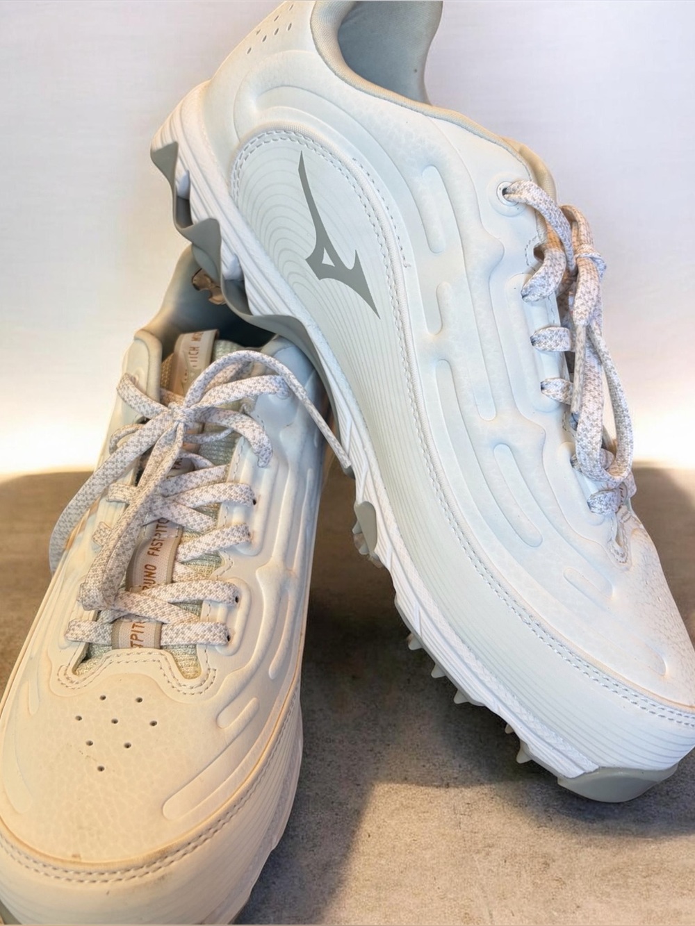 Mizuno Women's White Spike Swift 8 softball cleats size 9 VGC